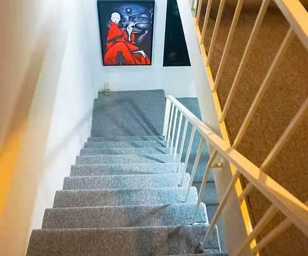 Gallery House Hotel *